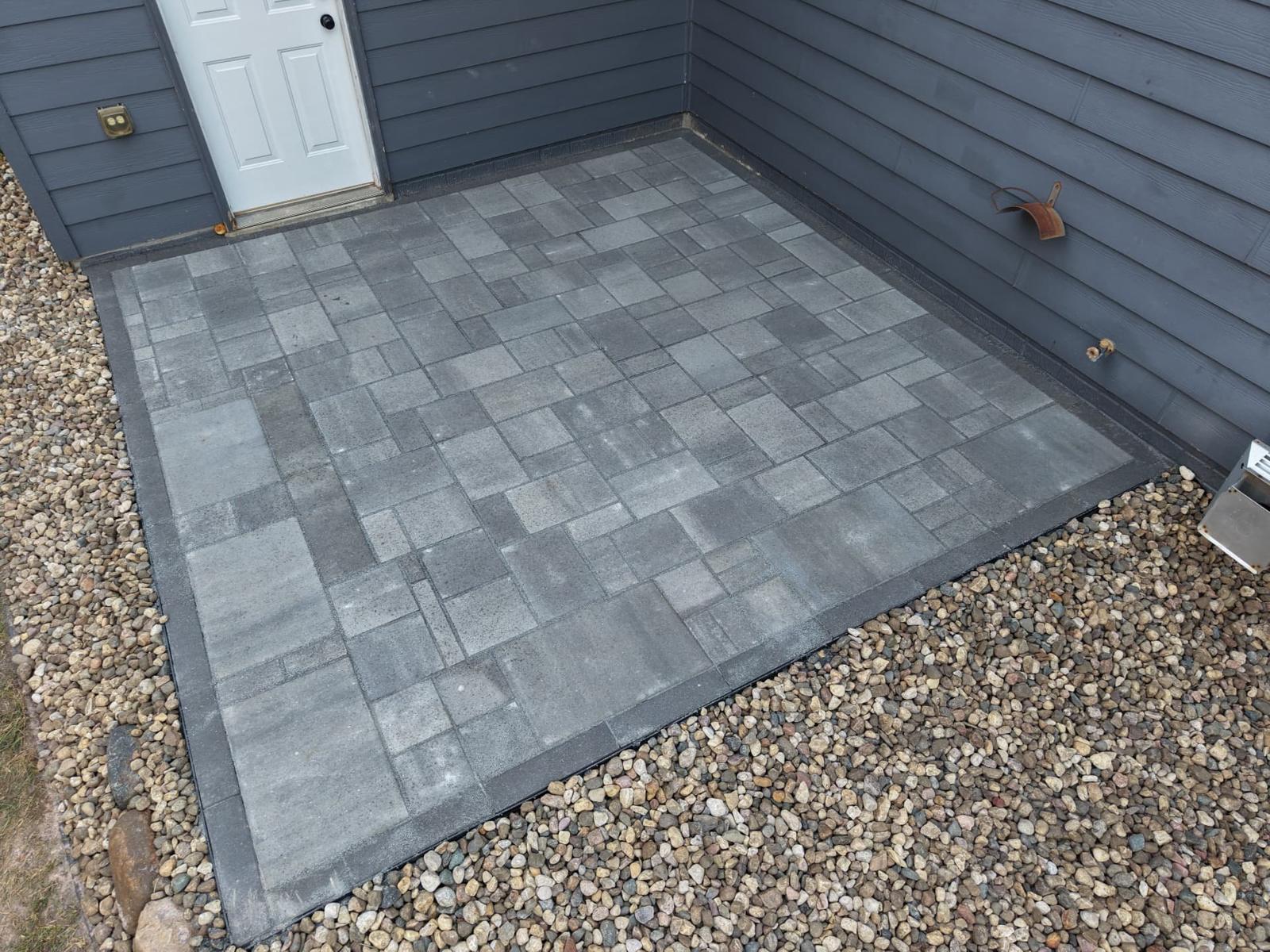 Finished 12x12 paver patio with charcoal border pavers in Sioux Falls, SD