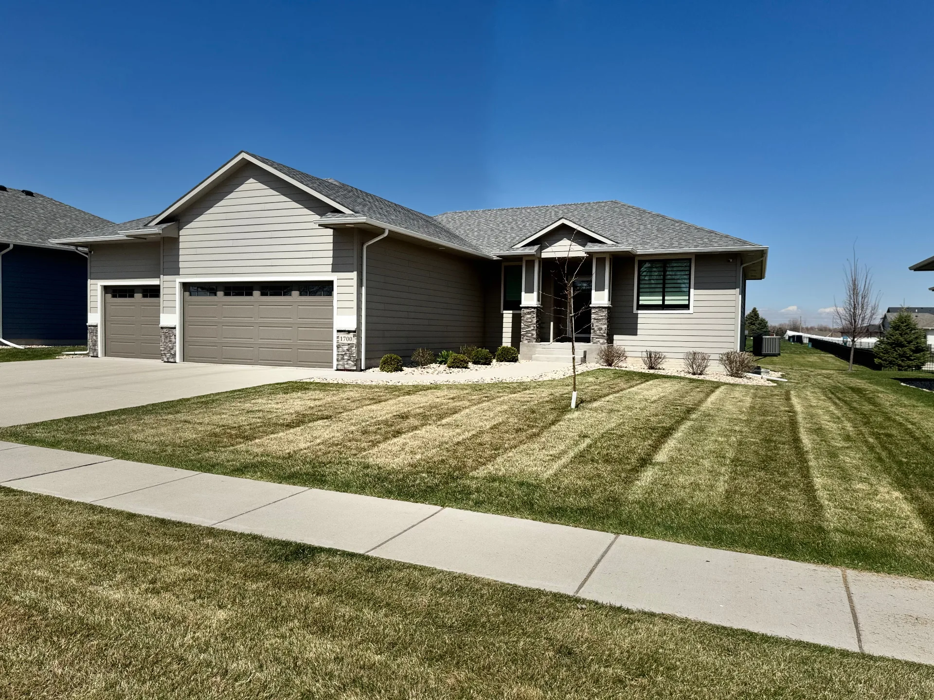 Sioux Falls yard cleanup with fall leaves removed and landscape beds cleared for the season